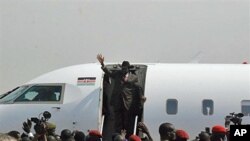 Crowds greet Southern Sudanese president Salva Kiir as he arrives at airport in southern capital Juba from Khartoum, the day after he witnessed the release of results of south’s independence referendum for secession from the north, February 8, 2011