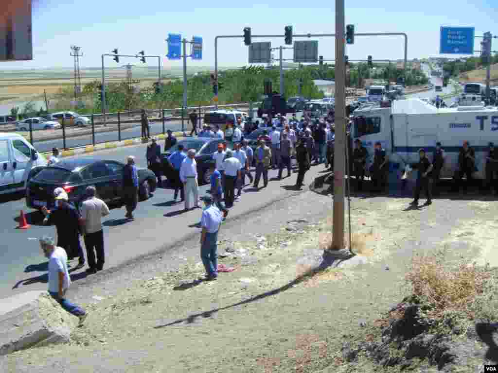 Turkish Police disperse Kurd protesters near Syria border, Monday, August 5, 2013 