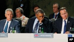 Amerika Mudofaa vaziri Chak Xeygl, prezident Barak Obama, Britaniya Bosh vaziri Deyvid Kameron NATO sammitida.