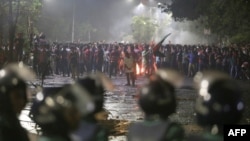 Des étudiants bangladais se heurtent à la police lors d'une manifestation à Dhaka le 9 avril 2018. 