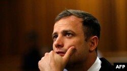 Južnoafrički paraolimpijac Oskar Pistorijus pred sudom u Pretoriji 16. oktobra 2014. (Foto: AFP/Siphiwe Sibeko) 