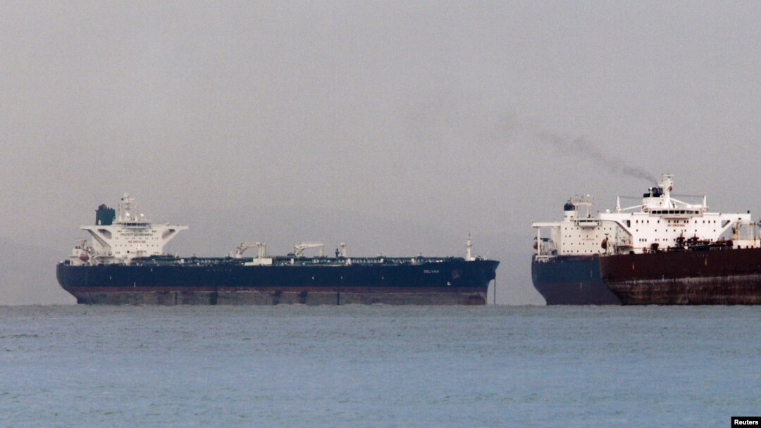 Kapal tanker Iran 'Delvar' (kiri) berlabuh di Singapura (foto: dok). AS mendesak negara-negara sekutunya untuk mengurang impor minyak Iran sebagai sanksi atas program nuklirnya. 