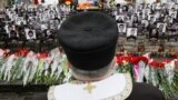 اوکراين در نظردارد هفته ديگر در نخستين سالگرد خلع رئيس جمهوری طرفدار مسکو، ويکتور يانوکوويچ، ياد بيش از يکصد قربانی اعتراضات خيابانی برعليه او را گرامی بدارد. در بزرگداشت اين قربانيان در ميدان استقلال کی&zwnj;يف، کشيشی به عکس&zwnj;های آنان نگاه می&zwnj;کند.