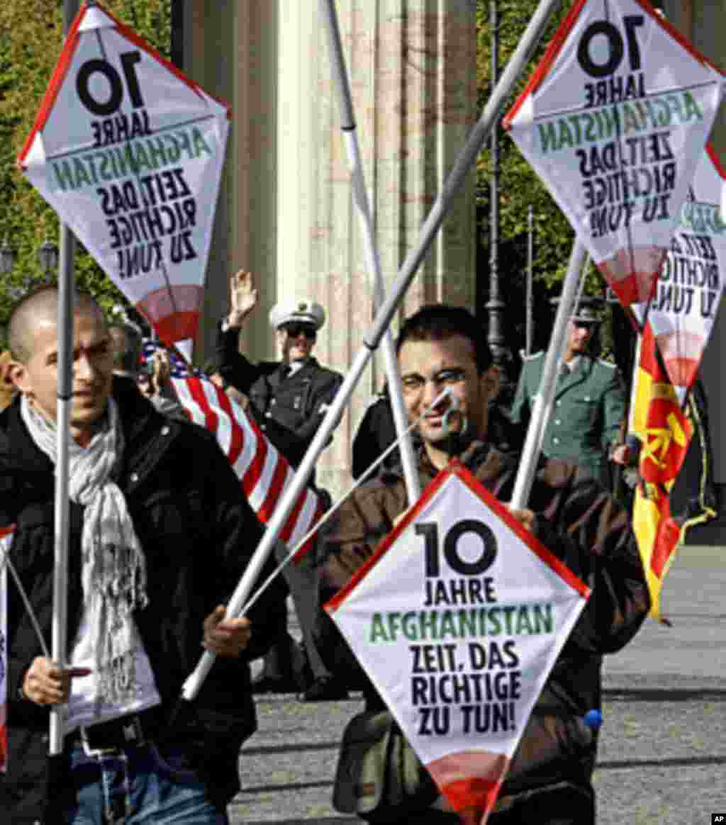 Demonstrators holding banners protest the war in Afghanistan in front of the Brandenburg Gate in Berlin, October 7, 2011. (Reuters)