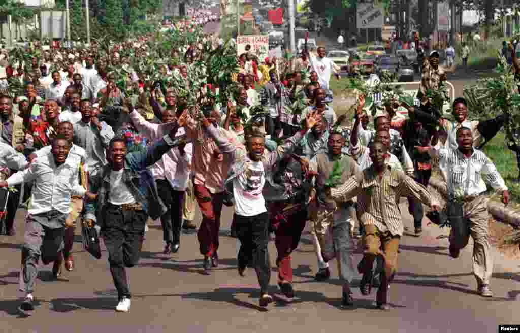 La population de Kinshasa jubile à l&rsquo;entrée des rebelles de l&rsquo;AFDL, le 19 mai 1997.