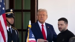 Presiden AS Donald Trump menyambut kedatangan Presiden Ukraina Volodymyr Zelenskyy di Gedung Putih, Washington, pada 28 Februari 2025. (Foto: AP/Ben Curtis)