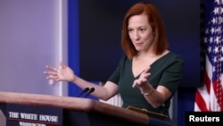 La portavoz de la Casa Blanca, Jen Psaki, conversa con los periodistas durante la rueda de prensa del 25 de febrero de 2021.