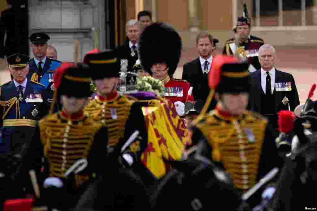 El rey Carlos III de Gran Bretaña, a la izquierda, el príncipe Guillermo, segundo a la izquierda, la princesa Ana, al centro, el príncipe Harry, al centro a la derecha, y el príncipe Andrés, a la derecha, siguen el ataúd de la reina Isabel II durante una procesión desde el Palacio de Buckingham hasta Westminster Hall en Londres, el miércoles 14 de septiembre de 2022. La Reina descansará en Westminster Hall durante cuatro días completos antes de su funeral el lunes 19 de septiembre. Christophe Ena/vía REUTERS