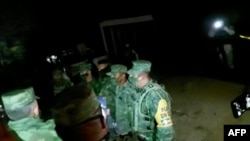 Imágenes del ejército guatemalteco muestran a residentes fronterizos guatemaltecos liberando a seis soldados mexicanos que habían capturado luego de que un compatriota fuera asesinado a tiros en un puesto de control del ejército en Mazapa, sur de México.