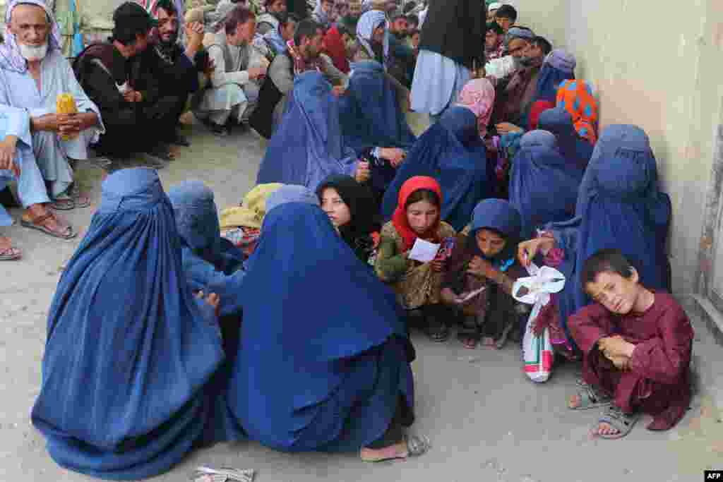 لە یەکەم ڕۆژی جەژنی قورباندا لە پارێزگای باداخشانی ئەفغانستان خەڵکی چاوەڕوانی گۆشتی خێر دەکەن 28ی شەشی 2023 &nbsp;