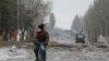 Warga lokal mengendarai sepedanya di sebuah jalan di Vuhlehirsk, Donetsk (6/2). ​(Reuters/Maxim Shemetov)