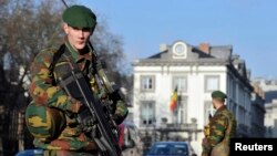 Un soldado belga cuida la embajada de Estados Unidos en Bélgica, como parte de las medidas de seguridad antiterroristas.