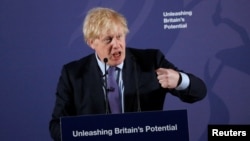 El nuevo sistema asignará puntos por competencias específicas, cualificaciones, salarios o profesiones y sólo concederá visas a los que tengan suficientes puntos. En la foto, el premier británico Boris Johnson el 3 de febrero de 2020, en Londres. Reuters. 