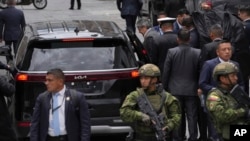 ARCHIVO - El presidente ecuatoriano, Guillermo Lasso, rodeado por miembros de seguridad mientras entra en un vehículo a la salida del Centro Cultural Metropolitano, ubicado cerca del palacio presidencial de Carondelet en Quito, Ecuador, el 30 de marzo de 2023.
