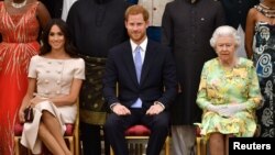 FILE PHOTO: Britain's Queen Elizabeth, Prince Harry and Meghan, the Duchess of Sussex, pose for a picture at in London, Britain June 26, 2018. John Stillwell/Pool via Reuters/File Photo