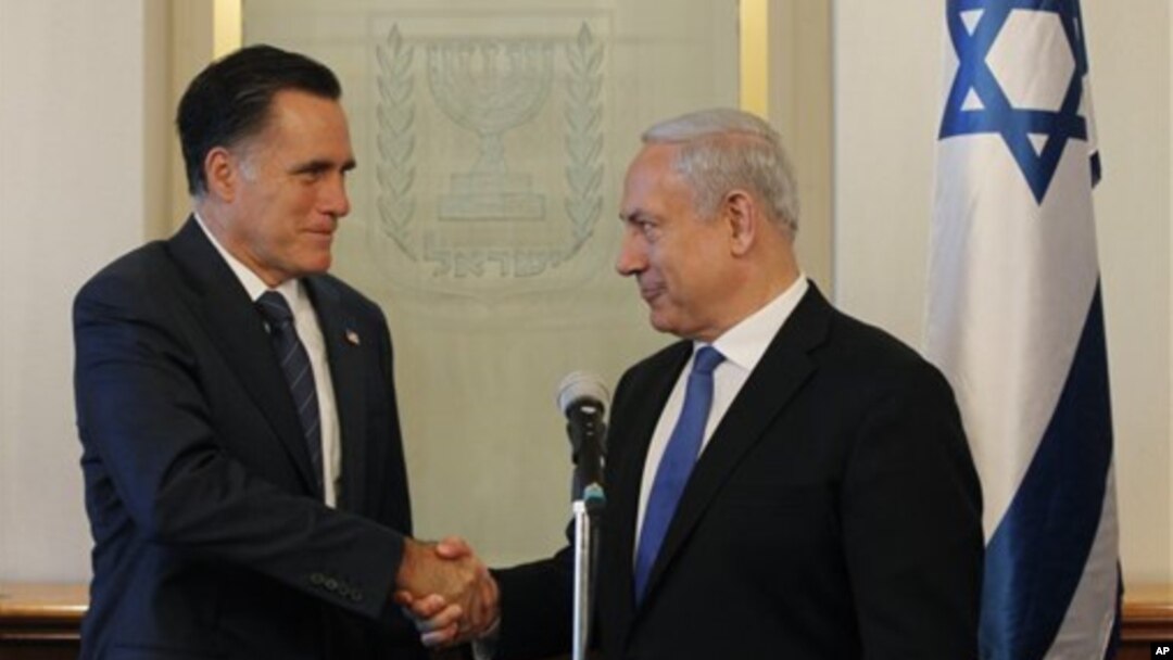 Mitt Romney (kiri) mengadakan pertemuan dengan PM Israel Benyamin Netanyahu di Yerusalem hari Minggu (29/7). 