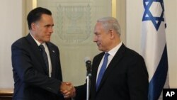 Mitt Romney (kiri) mengadakan pertemuan dengan PM Israel Benyamin Netanyahu di Yerusalem hari Minggu (29/7). 