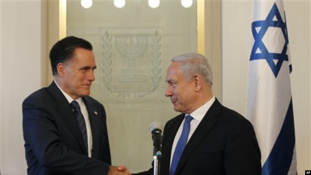 Mitt Romney (kiri) bertemu PM Israel Benyamin Netanyahu di Yerusalem hari Minggu (29/7). Kunjungan Romney ke Luar Negeri tak banyak berpengaruh terhadap pemilih AS menjelang pilpres. 