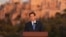 美国国务卿马尔科·卢比奥在希腊雅典的普尼克斯山讲话，古雅典人曾在此举行民主集会，背景是卫城顶部的帕特农神庙。(2026年10月7日)