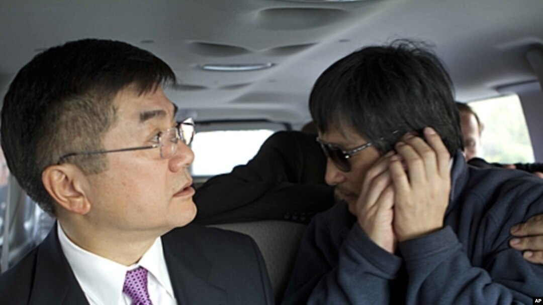 2012年5月2日，中國盲人律師陳光誠和美國駐華大使駱家輝乘車離開美國大使館前往醫院，陳光誠在車上打電話。