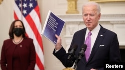 El presidente de EE.UU., Joe Biden, habla sobre su plan para combatir la pandemia del coronavirus en la Casa Blanca el 21 de enero de 2021.