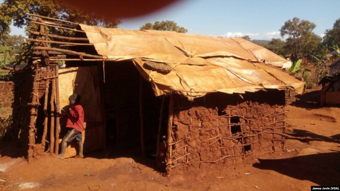 Umwana w'impunzi imbere y'akazu umuryango we ubamo mu nkambi ya Nduta