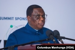 El vicepresidente de Zimbabwe, Constantino Chiwenga, habla en la Cumbre de Proyectos Energéticos Zimbabwe-Zambia en Victoria Falls, Zimbabwe, el 18 de noviembre de 2024.