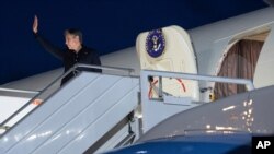 Arhiva - Državni sekretar SAD Antony Blinken maše dok se ukrcava u avion pred polijetanje sa aerodroma u Ženevi, Švajcarska, 16. juna 2021.