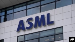 Në selinë qendrore të kompanisë ASML, në Veldhoven, Holandë