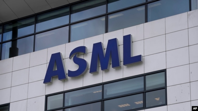 Në selinë qendrore të kompanisë ASML, në Veldhoven, Holandë