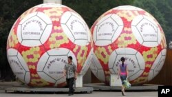 forme de ballons de football à l'extérieur du Stade des travailleurs de Pékin, mardi 6 Juin 2006. Des millions de Chinois devraient s'y rendre après minuit chaque jour pour regarder les matchs en direct lors de la Coupe du monde , malgré l'échec de qualification de leur propre équipe pour le tournoi. (AP photo / Greg Baker )