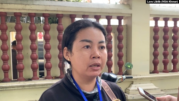 អ្នកស្រី ទៀង ចិន្តា ភរិយារបស់លោក វឿង សំណាង ផ្តល់បទសម្ភាសន៍ដល់អ្នកកាសែតនៅតុលាការកំពូល នៅថ្ងៃទី១៦ ខែធ្នូ ឆ្នាំ២០២៤។ (លាស់ លីបលីប/វីអូអេ)