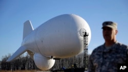 Un globo aerostático similar al que causó el revuelo el miércoles, es mostrado en su base de Maryland.