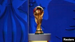 Le trophée de la Coupe du monde de la Fifa, en Russie, le 25 juillet 2015.