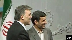 ترکی کے صدر عبدالہ گل (بائیں) اور ایرانی صدر احمدی نژاد (فائل فوٹو)