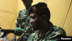 Le général-major Godefroid Niyombare fait une adresse à la nation à la Radio Publique Africaine (RPA), 13 mai 2015.