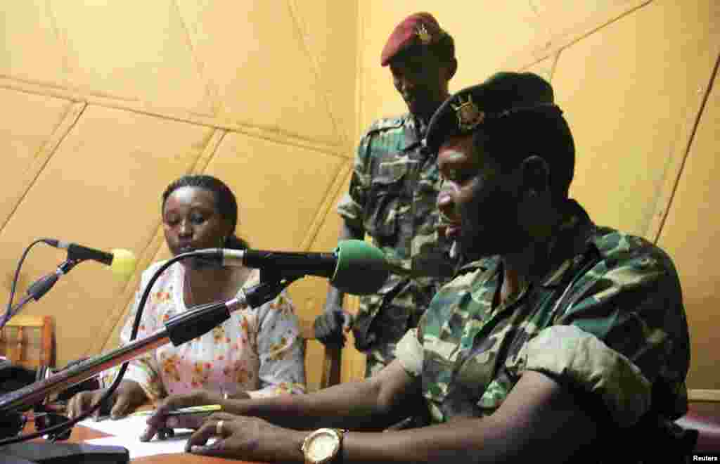 Le général-major Godefroid Niyombare (droite) fait une adresse à la nation à la Radio Publique Africaine (RPA), 13 mai 2015.