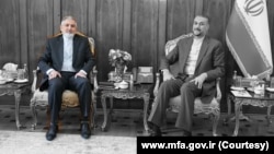 احمد صادقی، سفیر جمهوری اسلامی ایران در آسترالیا - (چپ)