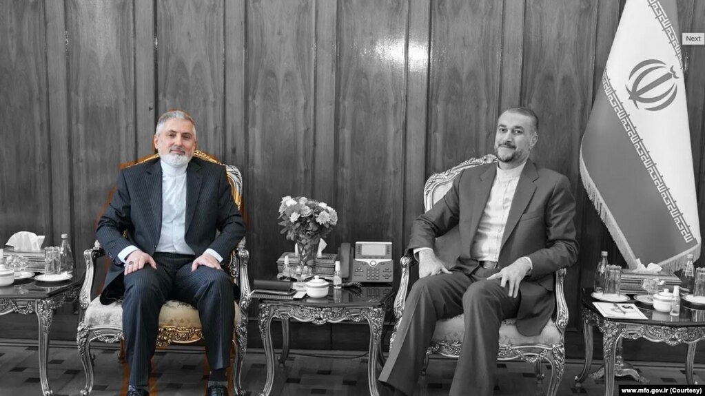 احمد صادقی سفیر اخراجی جمهوری اسلامی از استرالیا در کنار حسین امیرعبداللهیان، وزیر سابق امور خارجه جمهوری اسلامی (راست)