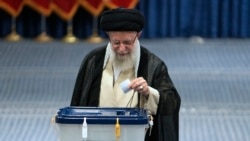 Pemimpin tertinggi Iran Ayatollah Ali Khamenei menggunakan hak pilihnya dalam pilpres putaran pertama di salah satu tempat pemungutan suara di Teheran, Iran, pada 28 Juni 2024. (Foto: AP/Vahid Salemi)
