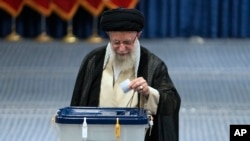 Pemimpin tertinggi Iran Ayatollah Ali Khamenei menggunakan hak pilihnya dalam pilpres putaran pertama di salah satu tempat pemungutan suara di Teheran, Iran, pada 28 Juni 2024. (Foto: AP/Vahid Salemi)