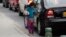 Une petite fille vend des bonbons dans une rue du quartier de Miraflores à Lima, au Pérou, le 8 août 2014.