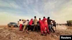 Članovi organizacije Crveni polumesec dostavljaju pomoć (Foto: Libyan Red Crescent Ajdabiya via REUTERS )