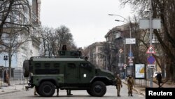乌克兰军队保卫首都基辅的一条道路。(路透社，2022年2月25日)
