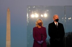 El tercer juego de guantes que usó la primera dama de EE. UU. Jill Biden, el día de la investidura presidencial de su esposo Joe Biden, fueron los de color morado que se aprecian en la foto durante un evento en el monumento a Lincoln.