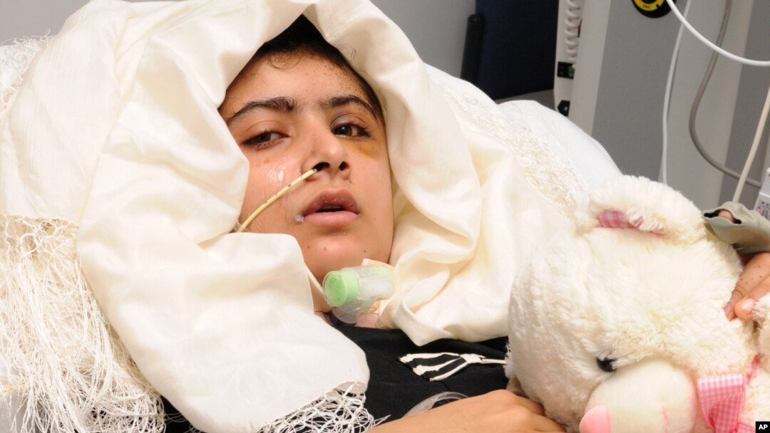 Malala Yousufzai, nữ sinh bị các phần tử Taliban bắn trọng thương đang hồi phục tại bệnh viện Queen Elizabeth ở Birmingham, Anh 