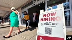 Oglas za posao u mestu u saveznoj državi Illinois (Foto: AP/Nam Y. Huh)