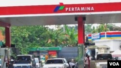 Tanpa penambahan kuota, stok BBM bersubsidi untuk 2011 tidak mencukupi (foto: dok). Pengamat menilai, masalah ini muncul akibat pemerintah tidak pernah memiliki strategi untuk memenuhi kebutuhan nasional.