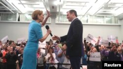 “Le pongo el cheque a la cajita de Ted Cruz”, dijo Carly Fiorina durante una sorpresiva aparición en un mitin de Cruz en Miami.