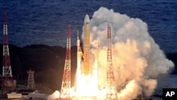 Wahana Peluncur H3 No. 5, yang membawa Satelit Quasi-Zenith "Michibiki No. 6," lepas landas di landasan peluncuran di Pusat Antariksa Tanegashima di Tanegashima, Jepang selatan, 2 Februari 2025. (Kyodo via AP)